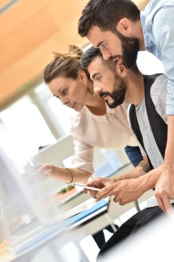  takım toplantısı masaüstü önünde