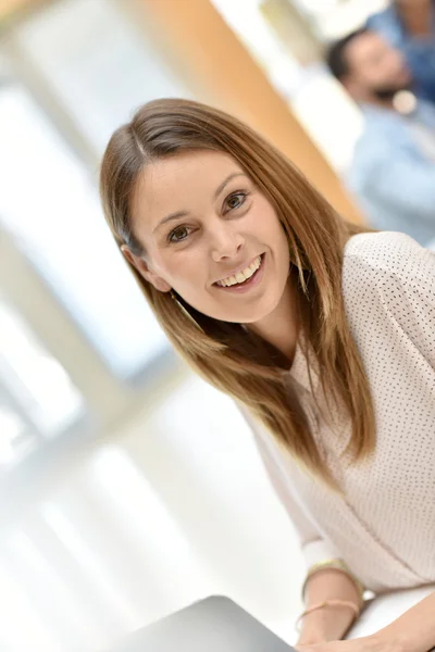 Zakenvrouw Werken op Laptop — Stockfoto