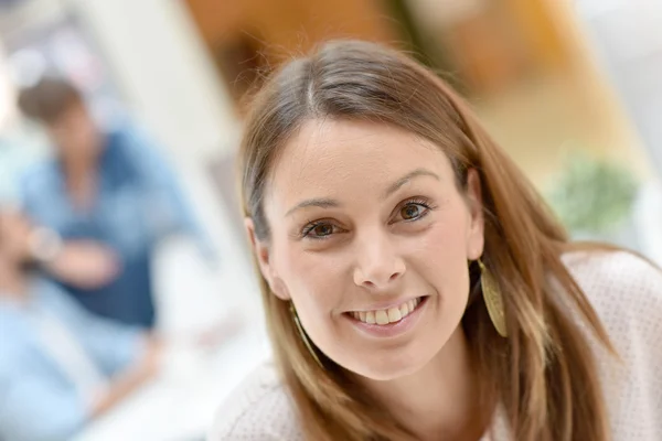 Geschäftsfrau arbeitet im Büro — Stockfoto