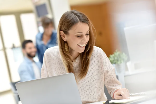 Donna d'affari che lavora sul computer portatile — Foto Stock