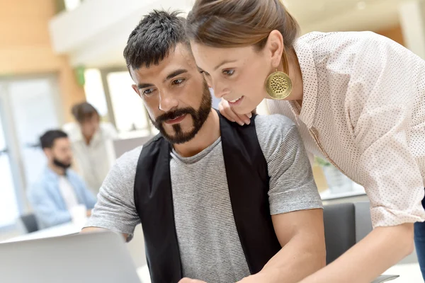 Geschäftsleute arbeiten an Projekt — Stockfoto