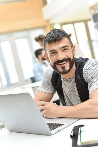 Cara no escritório trabalhando no laptop — Fotografia de Stock