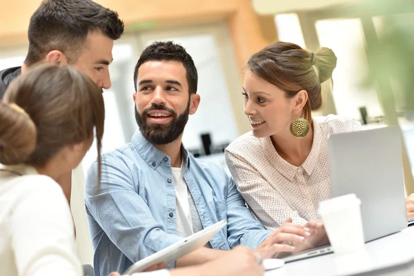 Reunião de equipe de design e trabalho — Fotografia de Stock