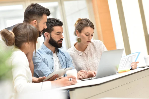 Riunione e lavoro del team di progettazione — Foto Stock