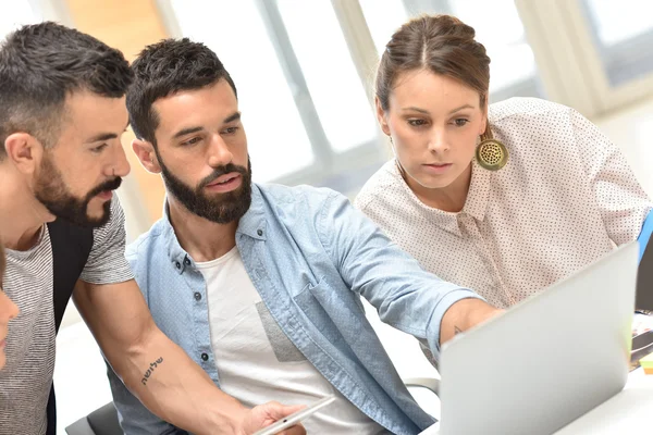 Reunión y trabajo del equipo de diseño —  Fotos de Stock