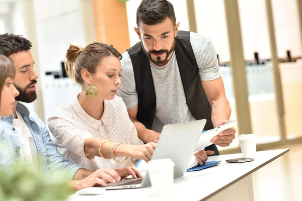 Reunión y trabajo del equipo de diseño —  Fotos de Stock