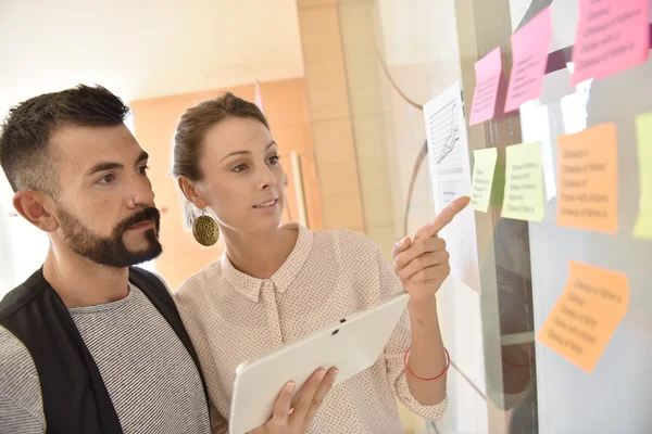 Business people using tablet — Stock Photo, Image