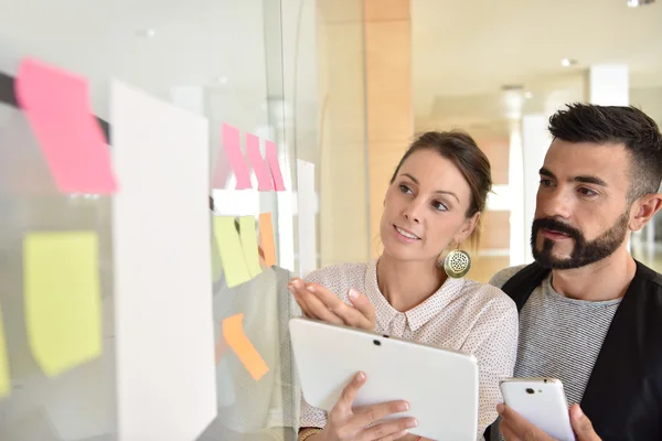 Gente de negocios usando tableta — Foto de Stock