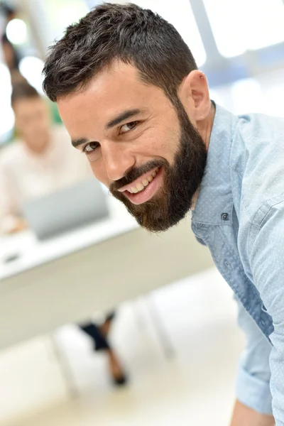 Hombre de negocios sonriendo en la sala de reuniones — Foto de Stock