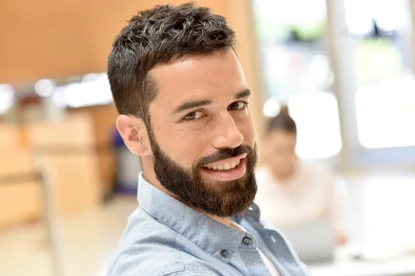 Businessman smiling in meeting room — Stock Photo, Image