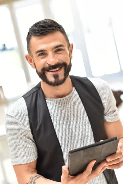 Chico en la oficina websurf en la tableta — Foto de Stock