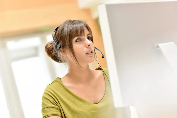 Representante de ventas con auriculares de trabajo —  Fotos de Stock