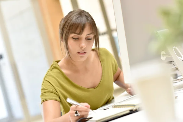 Kantoormedewerker aan het bureau — Stockfoto