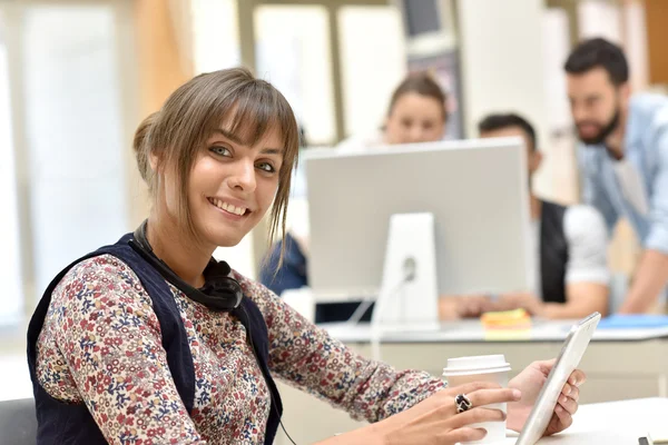 Mulher no escritório trabalhando em tablet — Fotografia de Stock