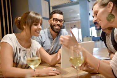  kişi resmi tablete bakarak Bar