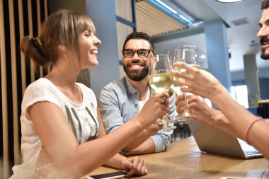 Genç insanlar tezahürat