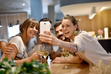arkadaşlar selfie alarak resim bar