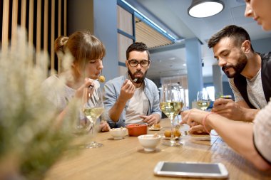  arkadaşlar bir restoranda iyi vakit geçiriyor