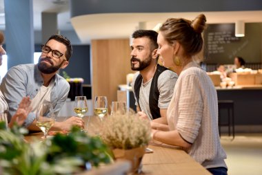  arkadaşlar bir restoranda iyi vakit geçiriyor