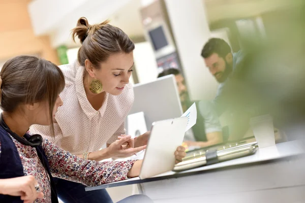 Mujeres en el trabajo de oficina — Foto de Stock