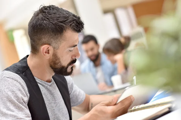 Hombre de negocios en la oficina trabajando en la tableta — Foto de Stock