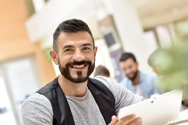 Hombre de negocios en la oficina trabajando en la tableta — Foto de Stock