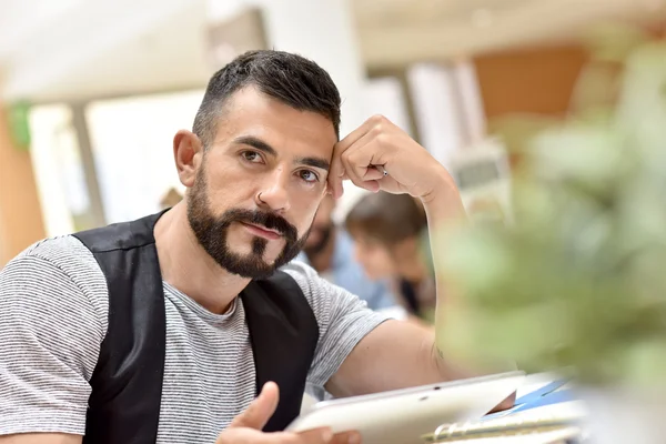 Hombre de negocios en la oficina trabajando en la tableta — Foto de Stock