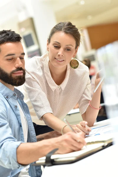 Kollegor kontroll agenda — Stockfoto