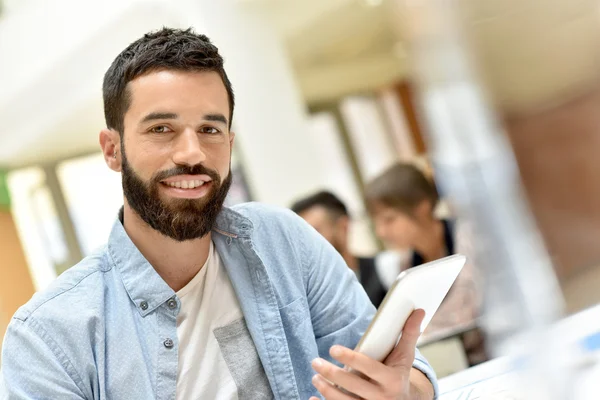 Cara no escritório trabalhando em tablet — Fotografia de Stock