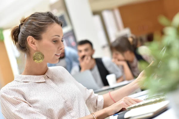 Femme d'affaires au bureau travaillant sur tablette — Photo