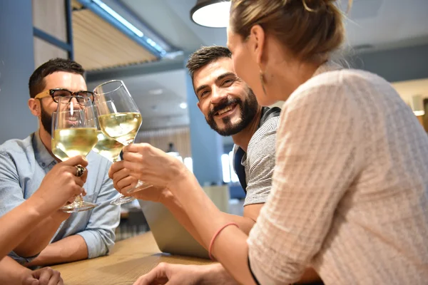 Gruppe junger Leute jubelt — Stockfoto