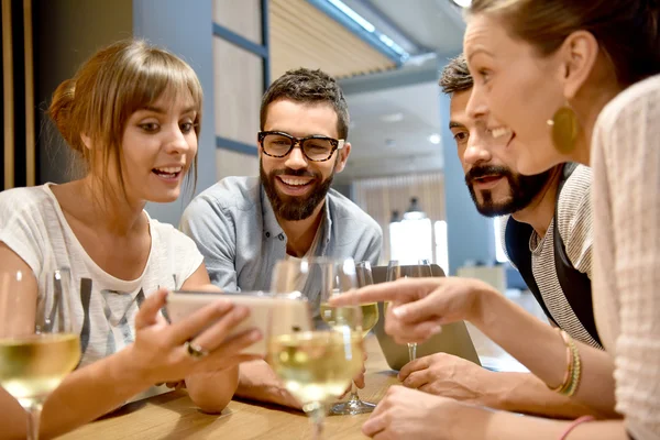 Teman mengambil foto selfie di bar — Stok Foto