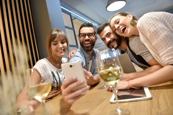 Przyjaciół, biorąc selfie obraz w barze — Zdjęcie stockowe