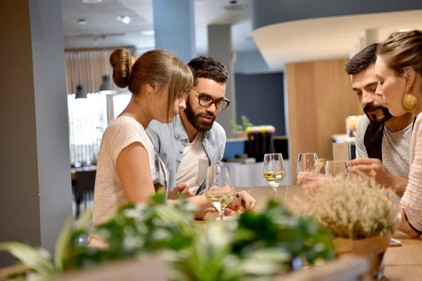 Amis dans un restaurant passer du bon temps — Photo