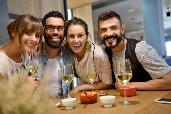 Przyjaciele w bar picia wina — Zdjęcie stockowe