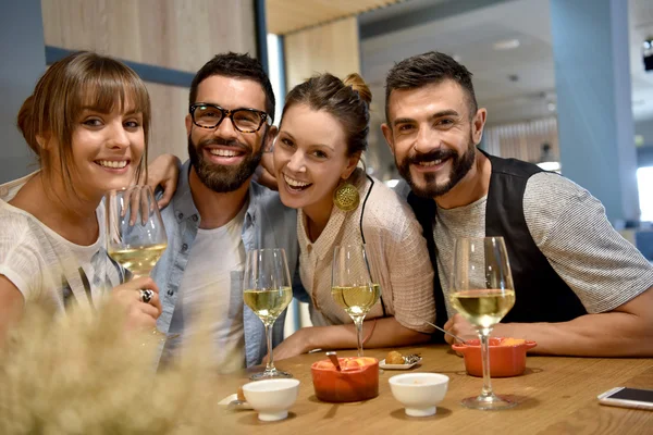 Amis dans un bar boire du vin — Photo