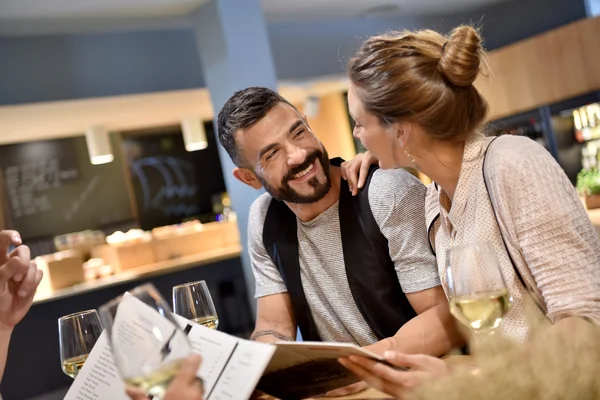 Personnes au restaurant à la recherche dans le menu — Photo