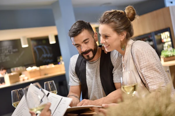 Personnes au restaurant à la recherche dans le menu — Photo