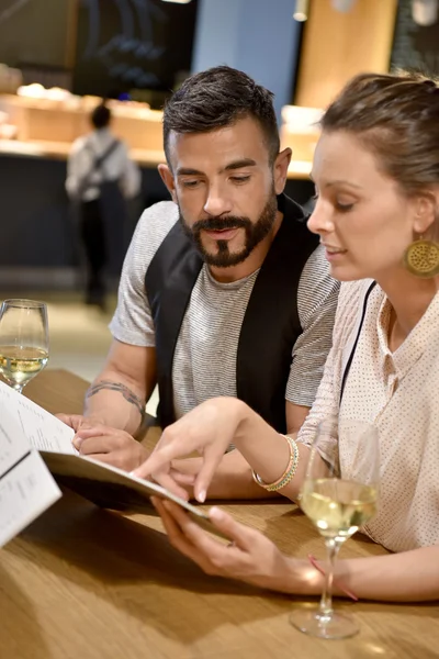 Osób w restauracji patrząc w menu — Zdjęcie stockowe