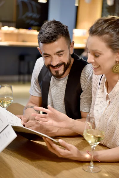 Osób w restauracji patrząc w menu — Zdjęcie stockowe