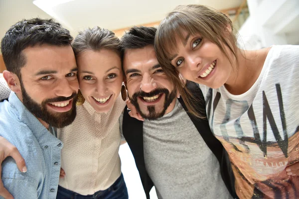 Amici che guardano la fotocamera — Foto Stock