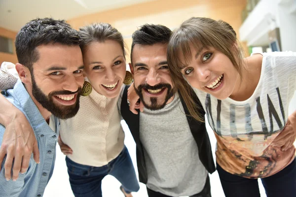 Freunde blicken in die Kamera — Stockfoto