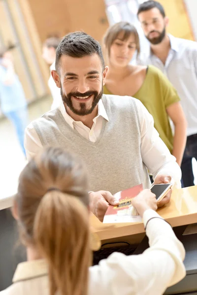 Man krijgt entree ticket — Stockfoto