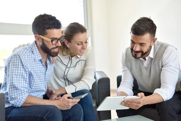 Experto financiero en una reunión de pareja — Foto de Stock