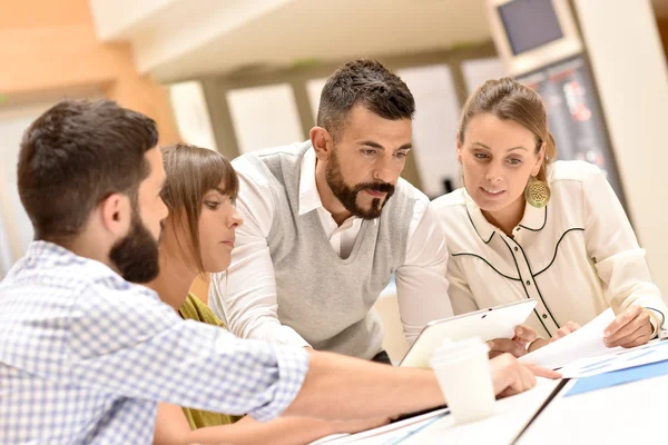 Geschäftsteam arbeitet — Stockfoto