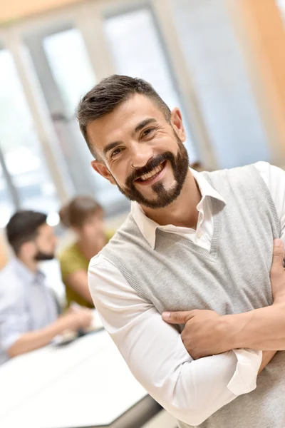 Uomo in posa nella sala riunioni — Foto Stock