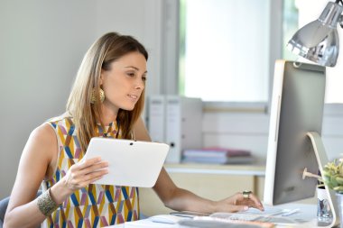 Womanusing dijital tablet