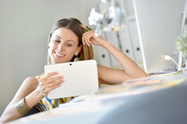 Womanusing dijital tablet — Stok fotoğraf