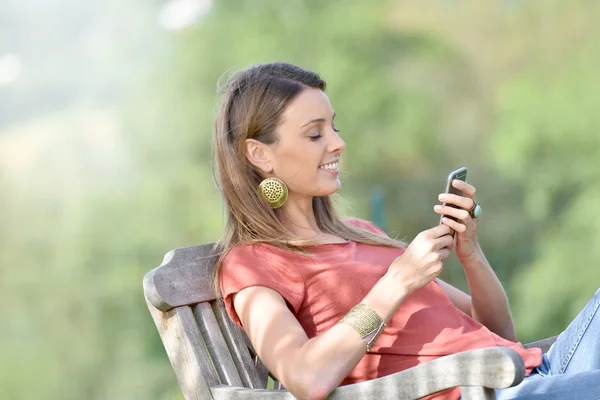 Beautiful woman using smartphone — Stock Photo, Image