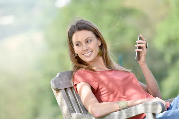 Akıllı telefon kullanan güzel bir kadın. — Stok fotoğraf